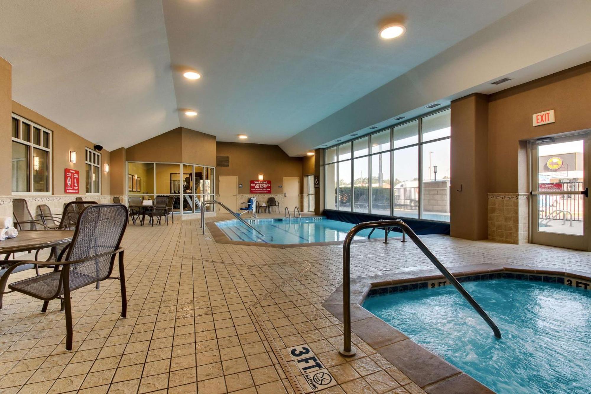 Drury Inn & Suites メリディアン エクステリア 写真